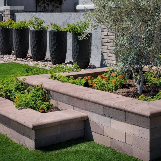 Stone retaining wall landscaping